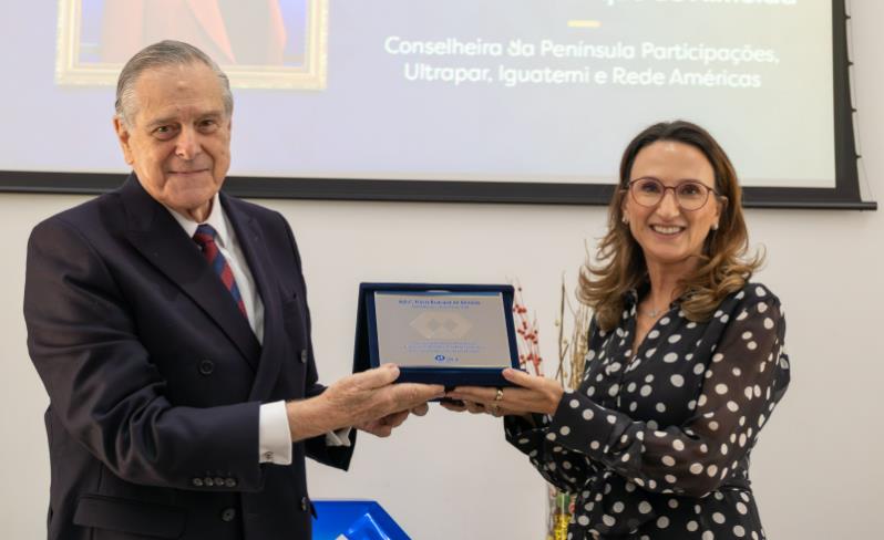 Thumb de “Tenho muito orgulho de ser administradora”, diz Flavia Buarque de Almeida ao receber prêmio do CRA-SP